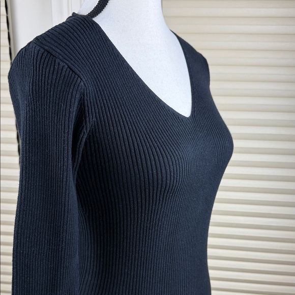 BB Essential Black V-Neck Ribbed 100% Cotton Sweater Women's Size M - Picture 2 of 9